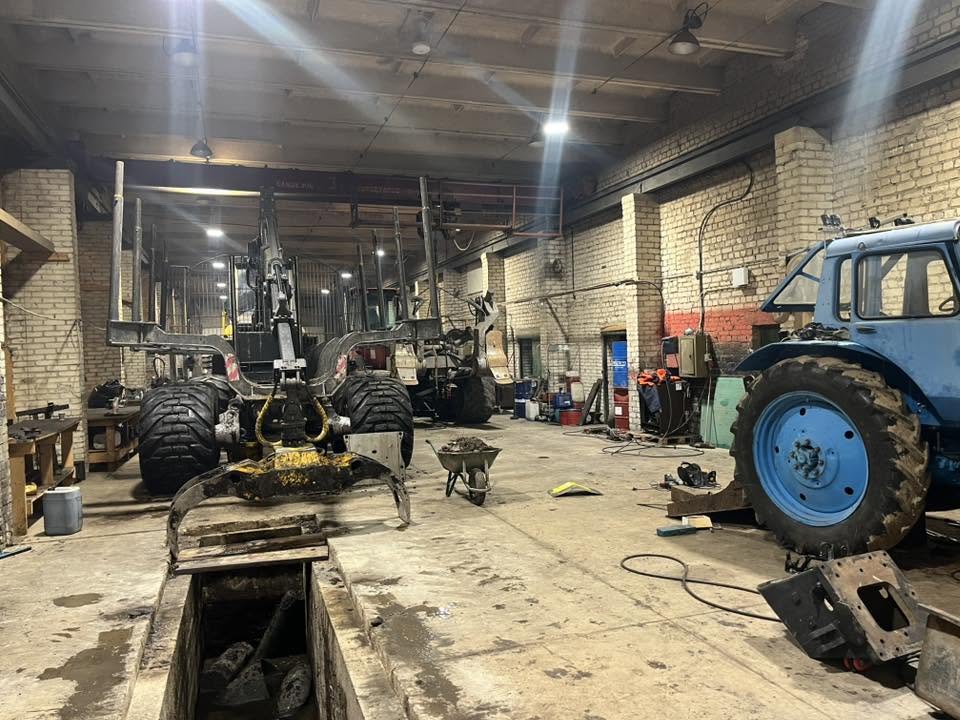Töökoda: metsatehnika ja traktor remondis